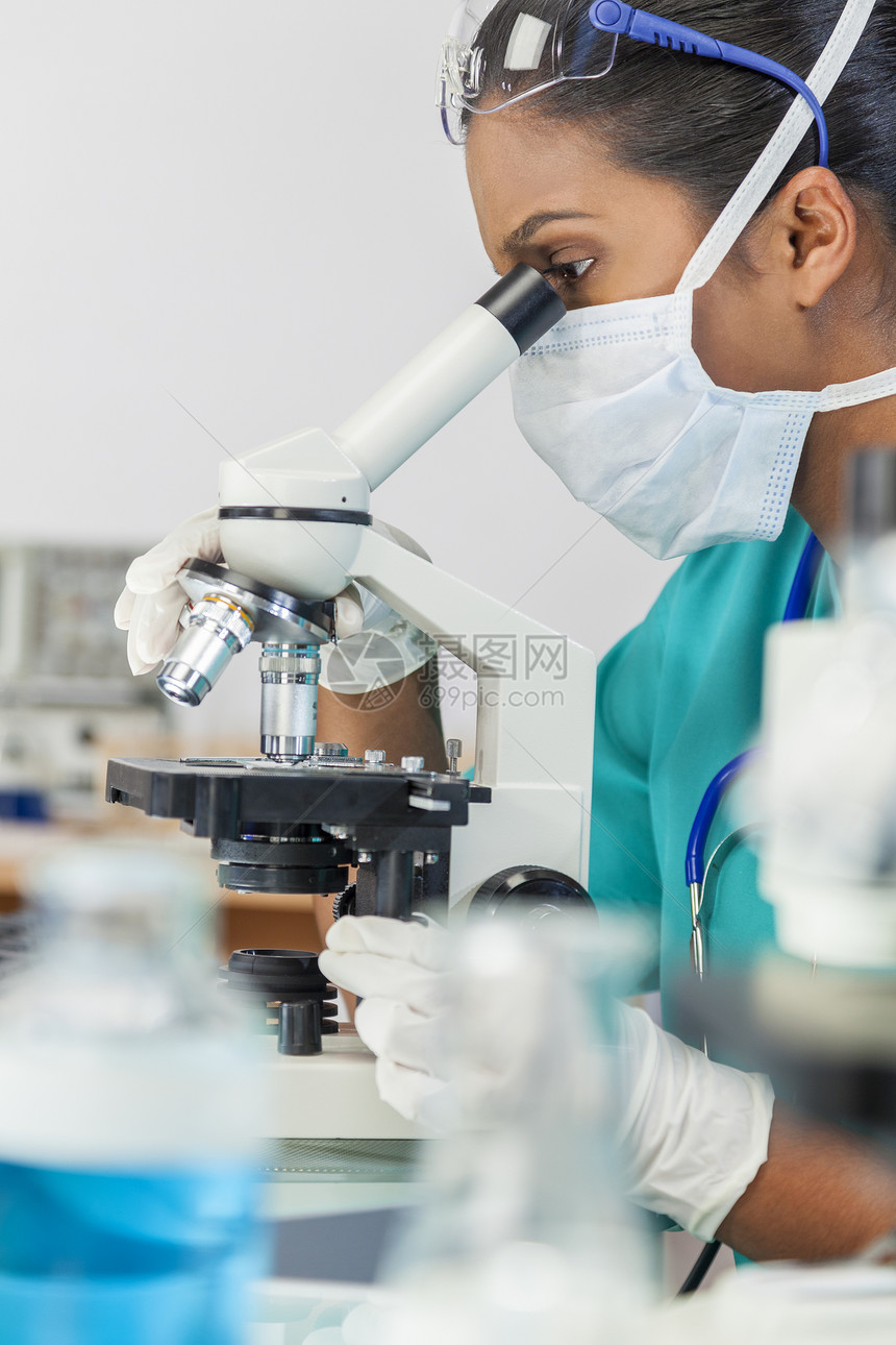 实验室用显微镜的亚洲女医生科学研究员图片