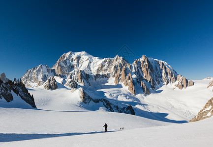滑雪登山者登上山谷布兰奇冰川背景下,勃朗峰的EST脸查莫尼克斯,法国,欧洲图片