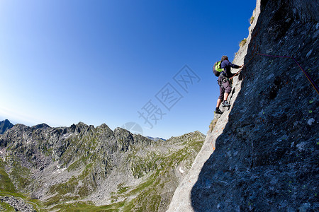 高加索男登山者爬上陡峭的墙背景夏季的高山景观晴朗的天空,白昼意大利西部阿尔卑斯山,欧洲背景图片