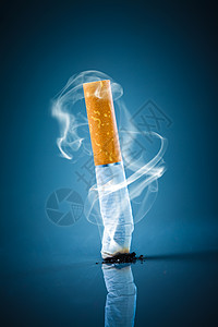 烟草广告禁止吸烟蓝色背景上的烟头背景