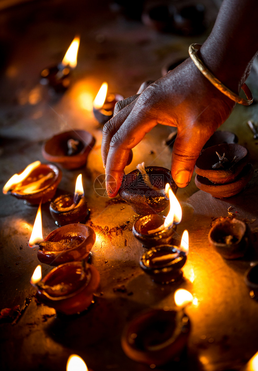 印度寺庙里燃烧蜡烛迪瓦利灯光节图片