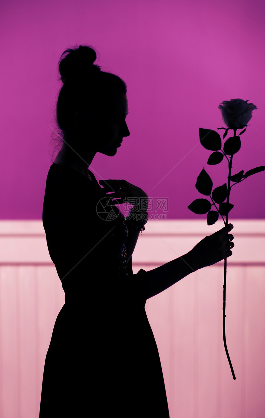 女剪影抱着花图片