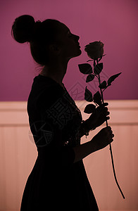 带着红香玫瑰的女人高清图片