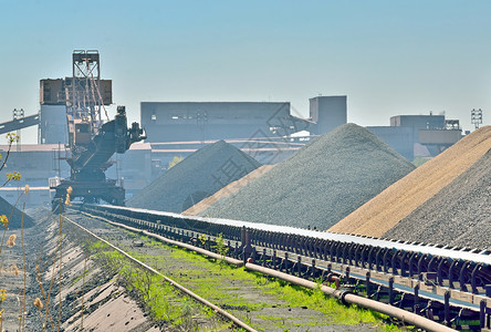 工厂附近钢厂的矿石货轮高清图片