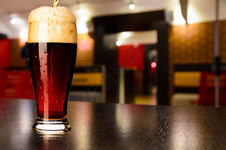 酒吧桌上的杯新鲜的深啤酒生啤图片