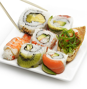 白色菜肴上的寿司品种图片