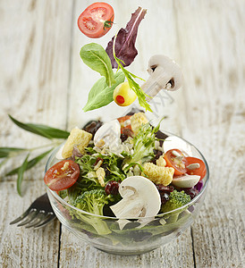 碗新鲜蔬菜沙拉图片