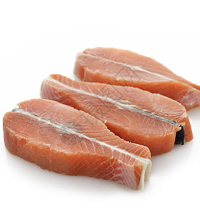 白色背景的生鲑鱼片高清图片