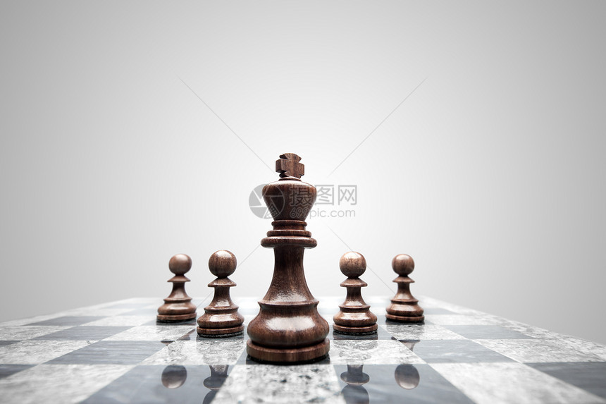由国王带领的队5枚棋子图片