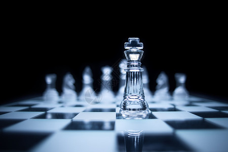 国际象棋国王站相同颜色的黑色背景前的照片高清图片