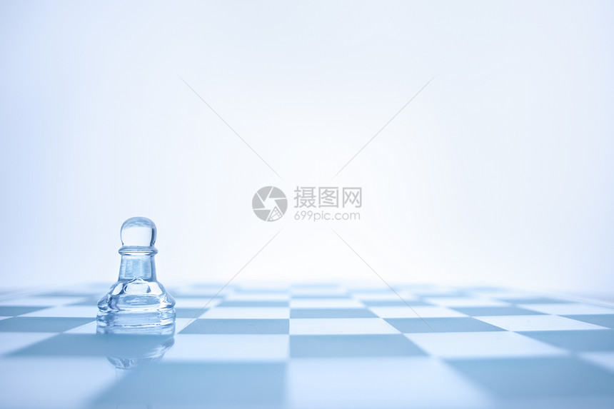 棋盘上笨拙的璃棋子的照片图片