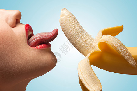 张根说张热女孩的脸,她舔根半尖的黄色香蕉背景