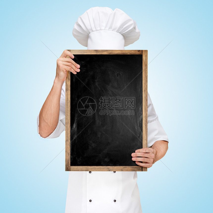 餐厅厨师躲张空白的黑板后,准备份附价格的商务午餐菜单图片