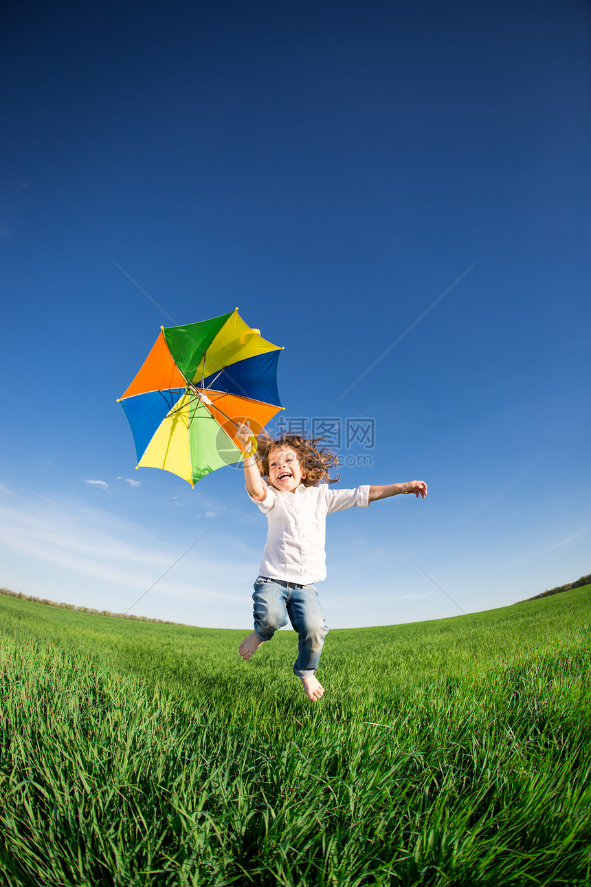 快乐的孩子绿色的田野上着蓝天跳暑假图片