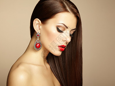 带耳环的漂亮黑发女人的肖像完美的妆容时尚照片图片