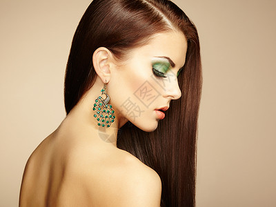 带耳环的漂亮黑发女人的肖像完美的妆容时尚照片图片