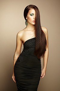穿着黑色连衣裙的漂亮黑发女人的肖像时尚照片图片
