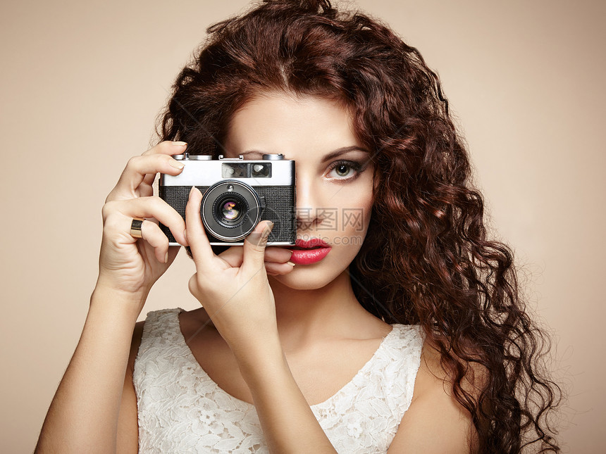 用相机描绘美丽女人的肖像女摄影师时尚照片图片