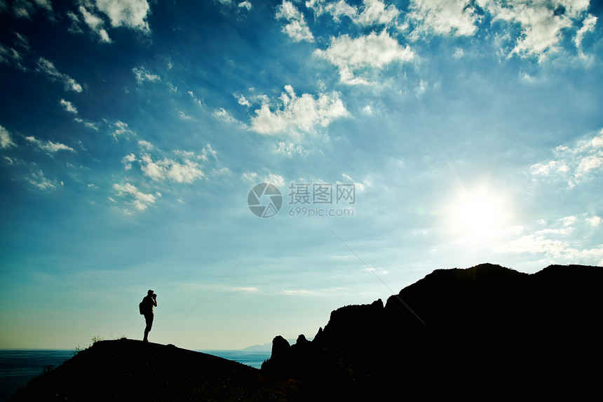山上日落时的男人剪影克里米亚风景图片