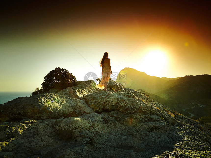 山上日落时的女人剪影克里米亚风景图片