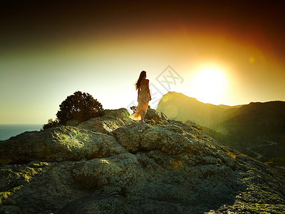 山上日落时的女人剪影克里米亚风景图片