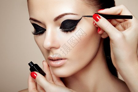 化妆师应用眼影漂亮的女人脸完美的妆容图片