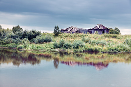 水边的废弃房子图片