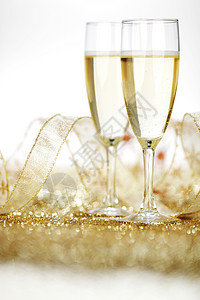 两个香槟长笛装饰黄金光泽的背景图片