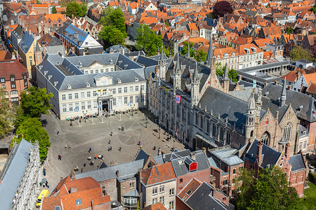 与市政厅的伯格广场的鸟瞰图布鲁日布鲁日,比利时图片