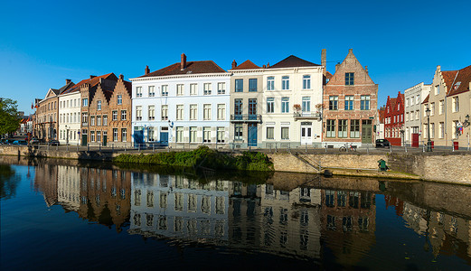 运河中世纪房屋的全景布鲁日布鲁日,比利时图片