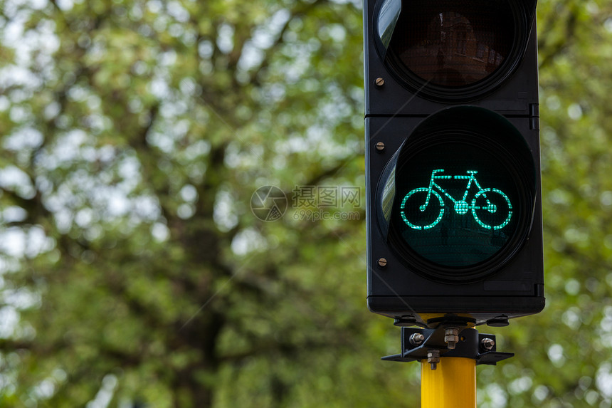 自行车生态运输背景欧洲自行车交通灯布鲁日,比利时图片