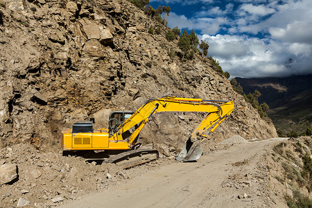 洛曼拉土地喜马拉雅山的道路建设挖掘机印度希马查尔邦拉胡尔山谷背景