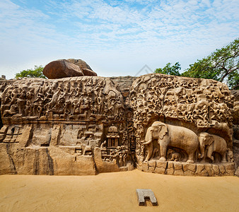 帕拉瓦恒河Arjunarsquo的祖先古代石雕印度泰米尔纳德邦Mahabalipuram的纪念碑背景