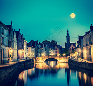 复古时尚风格的旅行形象欧洲中世纪夜景背景布鲁日布鲁日运河晚上,比利时图片
