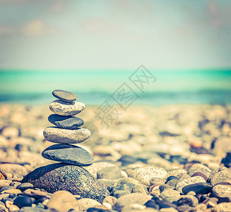 复古复古时尚风格的旅行形象禅宗冥想背景平衡的石头堆叠海边图片