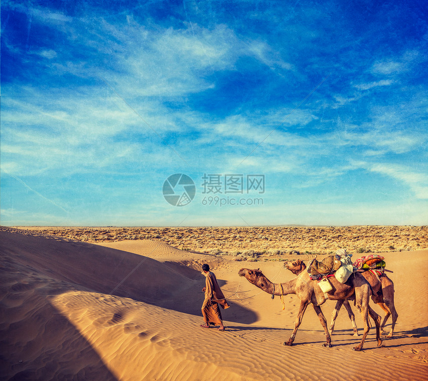 老式复古时尚风格的旅行形象拉贾斯坦邦旅行背景印度科莱尔骆驼司机与骆驼沙丘的塔尔沙漠与粗糙的纹理覆盖贾萨尔默,拉贾斯坦图片