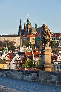 布拉格与维图斯大教堂背景的查尔斯布里格德雕像高清图片