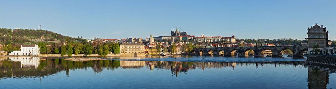 格雷查尼上午,捷克共国布拉格,瓦尔塔瓦河Gradchany布拉格城堡维图斯大教堂的查尔斯桥全景背景