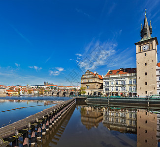 布拉格凝视梅斯托路堤景查尔斯桥日落布拉格,捷克共国高清图片