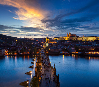 捷克共国布拉格Vlta河上布拉格城堡查尔斯桥的夜景布拉格,捷克共国图片