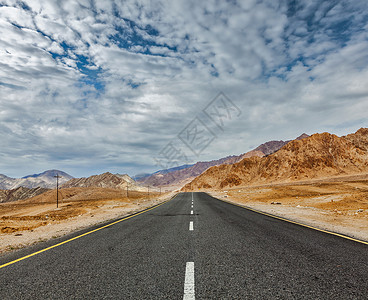 勒马纳利前进的背景喜马拉雅山的道路与山脉戏剧的云拉达克,查谟克什米尔,背景