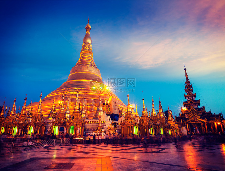 复古效果过滤了潮人风格的形象,Myanmer著名的地旅游景点地标ShwedagonPaya塔照亮了晚上仰光,缅甸缅甸图片