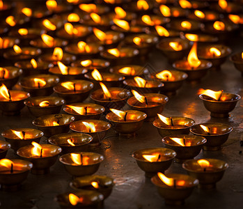 佛教寺庙燃烧蜡烛,麦克劳德甘尼印度高清图片