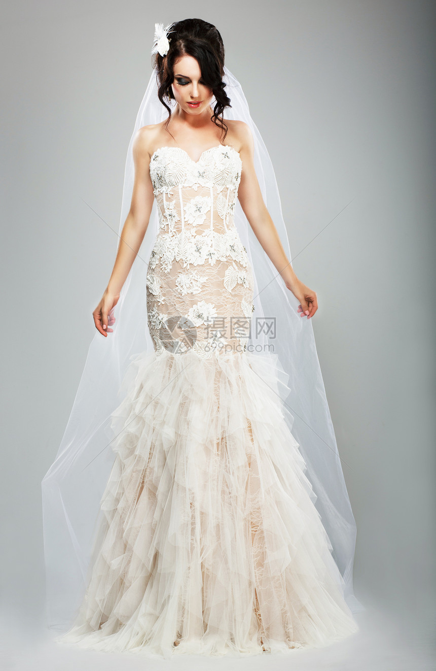 婚礼风格穿着白色长婚纱的优雅新娘图片