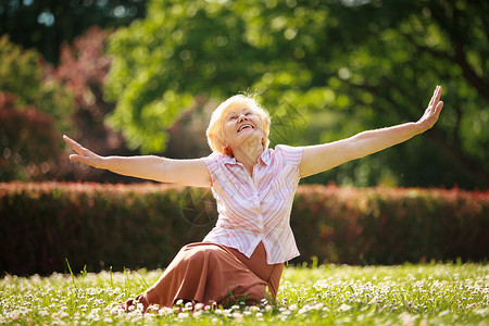 快乐冥想成熟快乐的女人用张开的手臂放松高清图片