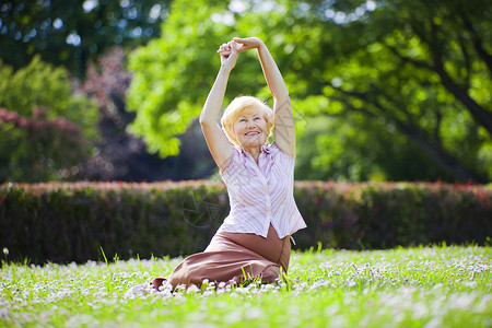 健康心理健康乐观的老妇人露天锻炼图片