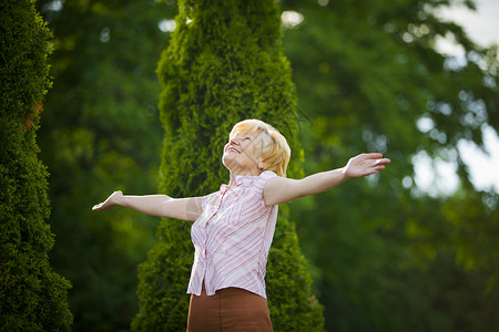 生活方式自由兴奋的退休老妇人伸出双臂图片