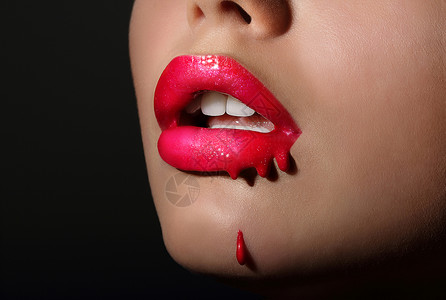 飞溅女人的红嘴唇滴着口红创造力图片