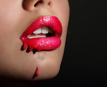 时髦红色咬嘴唇艺术感的涂抹女人39的红唇闪耀背景