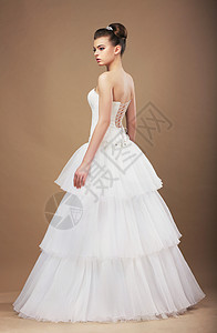 优雅轻的新娘穿着长而经典的新娘礼服图片